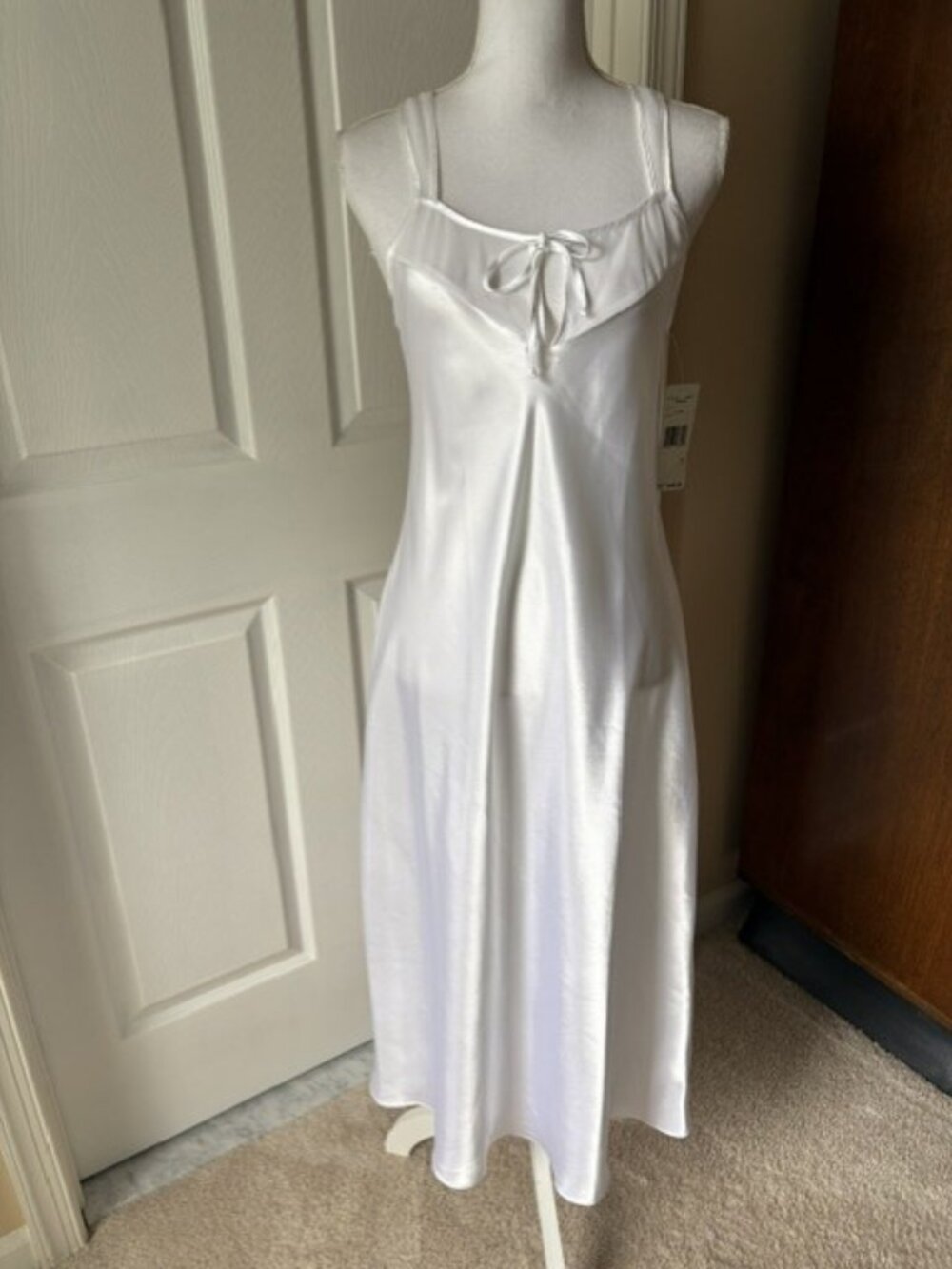 NWT JONES NY WHITE LONG SATINY NIGHTGOWN